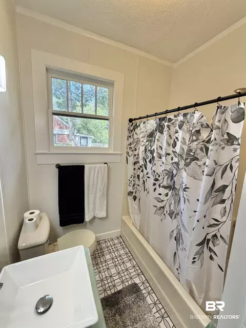 Bath - 404 E Horner St, Atmore, AL 36502 photo 2 of 4