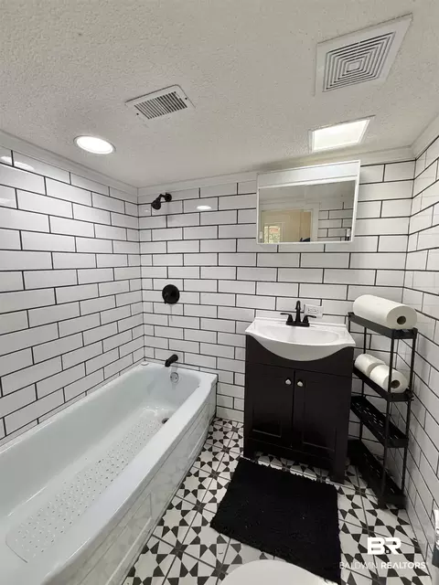 Bath - 404 E Horner St, Atmore, AL 36502 photo 3 of 4