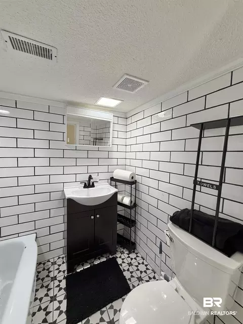 Bath - 404 E Horner St, Atmore, AL 36502 photo 4 of 4