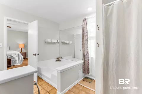 Bath - 603 E Walker Ave, Foley, AL 36535 photo 3 of 9