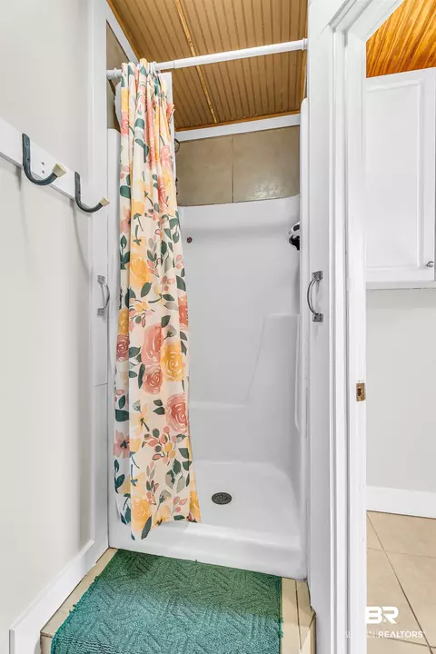 Bath - 603 E Walker Ave, Foley, AL 36535 photo 8 of 9