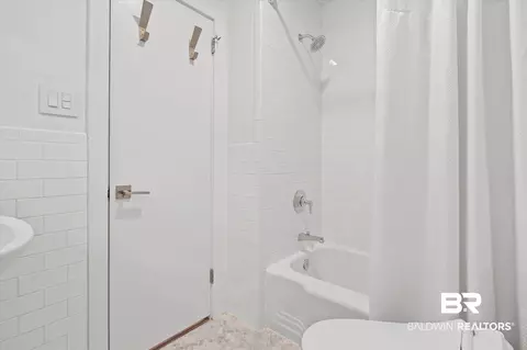 Bath - 637 Chelsea Dr, Mobile, AL 36608 photo 2 of 4