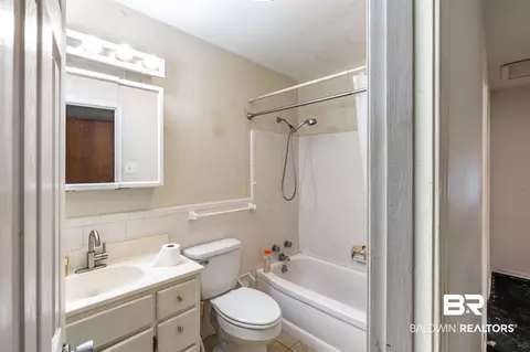 Bath - 536 Woodlore Dr, Chickasaw, AL 36611 photo 1 of 1
