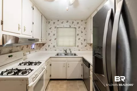 Kitchen - 536 Woodlore Dr, Chickasaw, AL 36611 photo 1 of 1