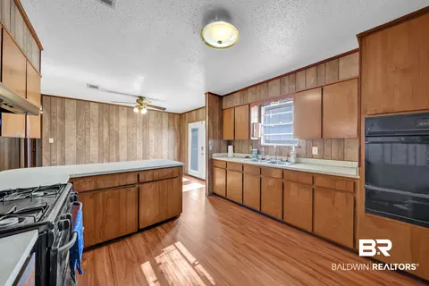 Kitchen - 15850 Boros Rd, Elberta, AL 36530 photo 5 of 6