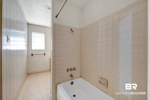 Bath - 15850 Boros Rd, Elberta, AL 36530 photo 1 of 3