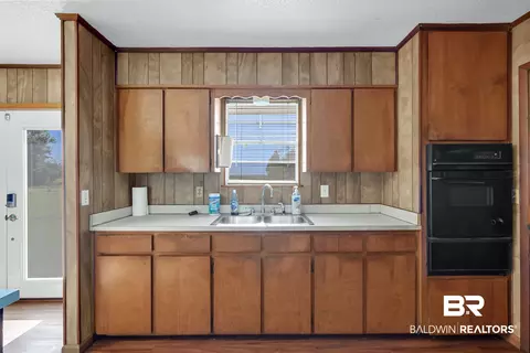Kitchen - 15850 Boros Rd, Elberta, AL 36530 photo 4 of 6
