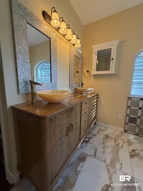 Bath - 8905 Bay Point Dr, Elberta, AL 36530 photo 1 of 6