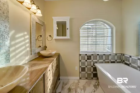 Bath - 8905 Bay Point Dr, Elberta, AL 36530 photo 3 of 6