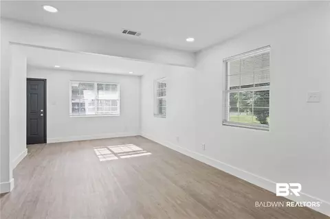 Living - 1605 Woodley Rd, Mobile, AL 36618 photo 1 of 2