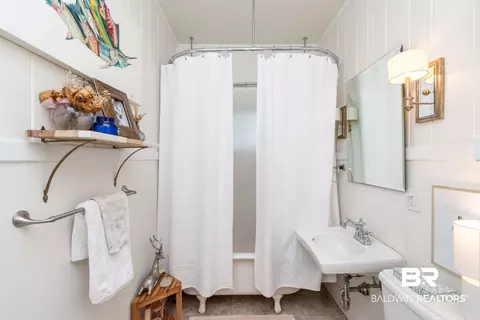Bath - 4358 Stein Ave, Mobile, AL 36608 photo 2 of 4