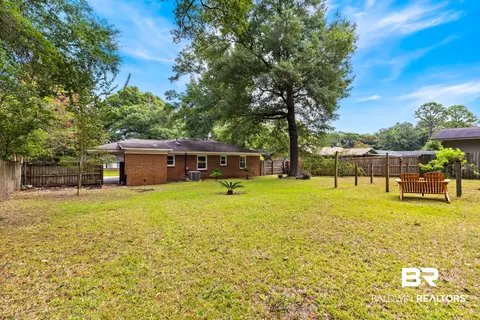 Exterior - 5609 Diane Dr, Mobile, AL 36618 photo 4 of 6