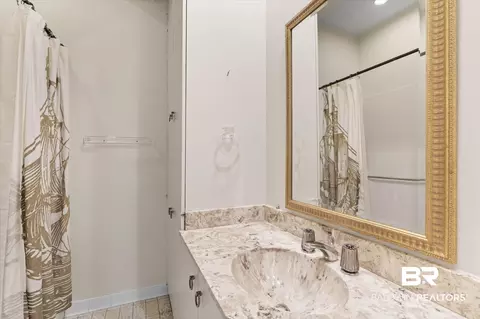 Bath - 25 Edgefield Rd, Mobile, AL 36608 photo 2 of 3
