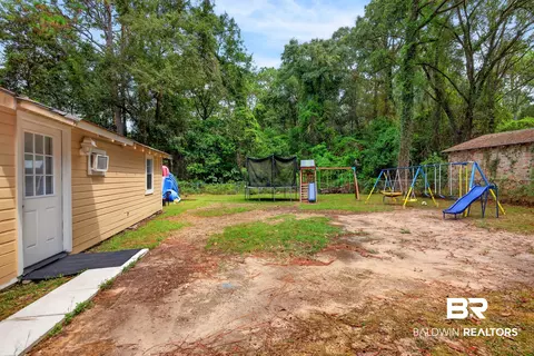 Exterior - 5852 University Ave, Mobile, AL 36618 photo 10 of 11
