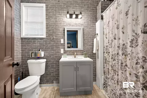 Bath - 5852 University Ave, Mobile, AL 36618 photo 1 of 4