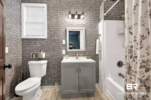 Bath - 5852 University Ave, Mobile, AL 36618 photo 2 of 4