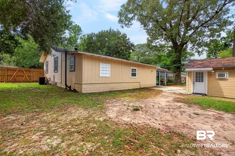 Exterior - 5852 University Ave, Mobile, AL 36618 photo 9 of 11