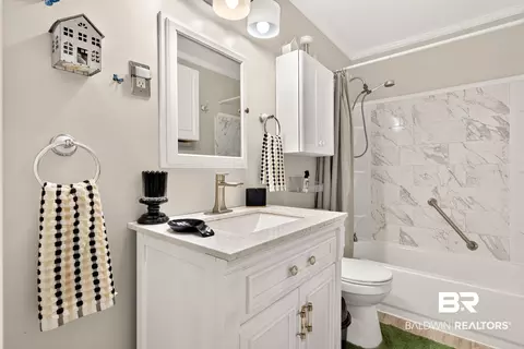 Bath - 5852 University Ave, Mobile, AL 36618 photo 4 of 4