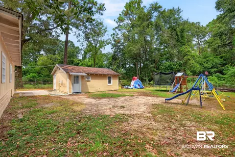 Exterior - 5852 University Ave, Mobile, AL 36618 photo 8 of 11