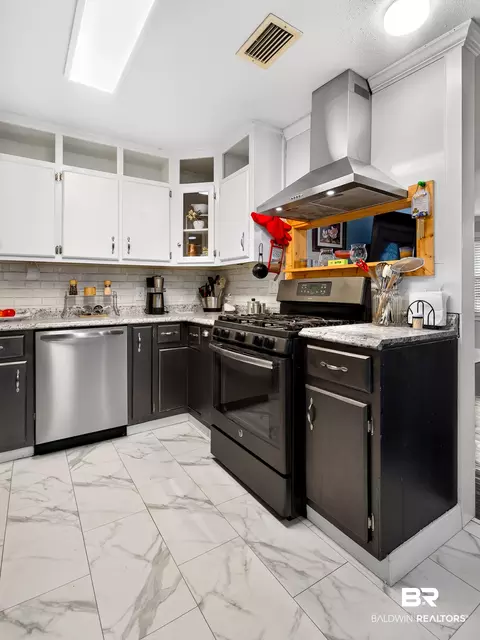 Kitchen - 5852 University Ave, Mobile, AL 36618 photo 4 of 5