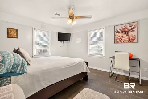 Bedroom - 5852 University Ave, Mobile, AL 36618 photo 4 of 9