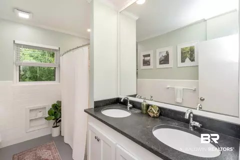 Bath - 620 Tuthill Ln, Mobile, AL 36608 photo 3 of 4