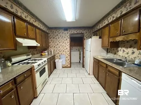 Kitchen - 6533 Cedar Bend Ct #A, Mobile, AL 36608 photo 2 of 5