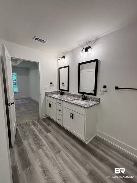 Bath - 620 Mayflower Dr, Foley, AL 36535 photo 1 of 3