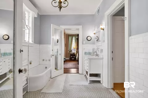Bath - 210 Lanier Ave, Mobile, AL 36607 photo 2 of 7