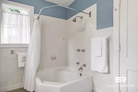 Bath - 210 Lanier Ave, Mobile, AL 36607 photo 4 of 7