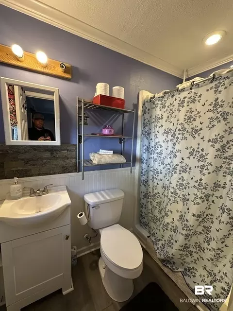 Bath - 30385 State St, Elberta, AL 36530 photo 2 of 2