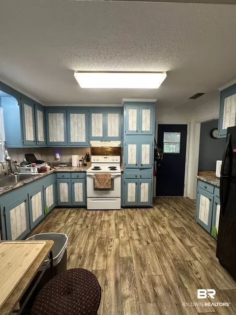 Kitchen - 30385 State St, Elberta, AL 36530 photo 2 of 2