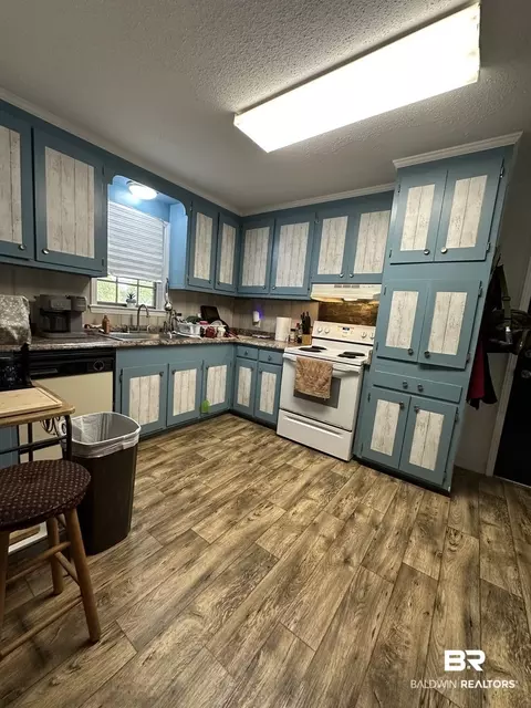 Kitchen - 30385 State St, Elberta, AL 36530 photo 1 of 2