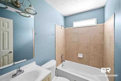 Bath - 554 Mohawk St, Mobile, AL 36606 photo 1 of 2