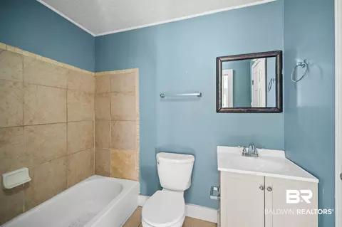 Bath - 554 Mohawk St, Mobile, AL 36606 photo 2 of 2