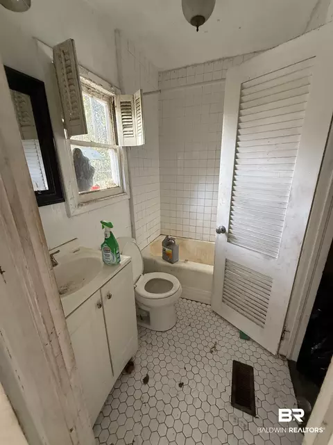 Bath - 352 S Ann St, Mobile, AL 36604 photo 1 of 4