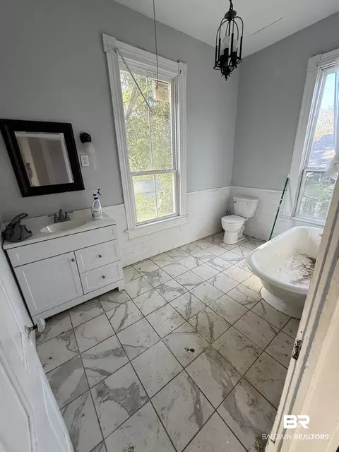 Bath - 352 S Ann St, Mobile, AL 36604 photo 2 of 4