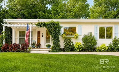 7 Call St, Fairhope, AL 36532
