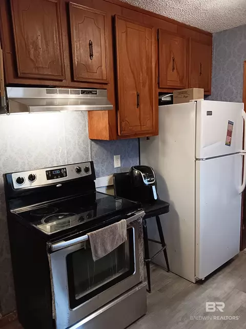 Kitchen - 1304 Oak St, Daphne, AL 36526 photo 2 of 3
