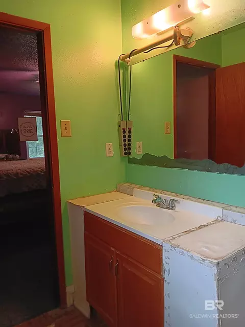Bath - 1304 Oak St, Daphne, AL 36526 photo 3 of 4