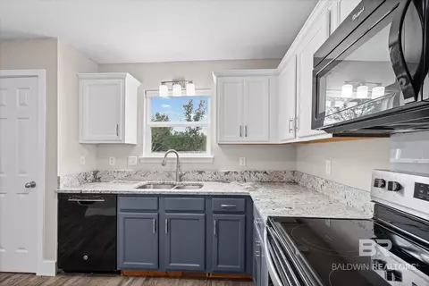 Kitchen - 16612 Sugar Loop, Foley, AL 36535 photo 4 of 4