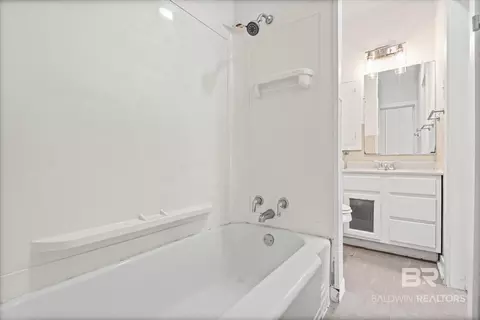 Bath - 54 Houston St, Mobile, AL 36606 photo 1 of 3