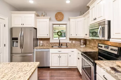 Kitchen - 28595 Shadow Ln, Daphne, AL 36526 photo 4 of 5