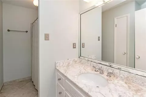 Bath - 258 Suffolk Rd, Mobile, AL 36608 photo 5 of 6