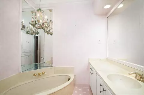Bath - 132 Batre Ln, Mobile, AL 36608 photo 1 of 2