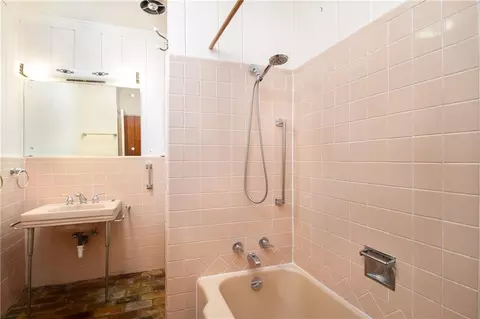 Bath - 132 Batre Ln, Mobile, AL 36608 photo 2 of 2