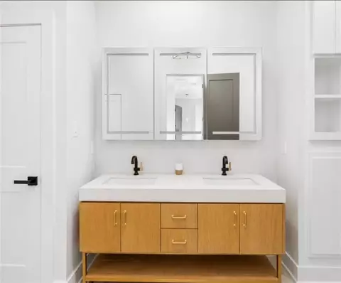 Bath - 253 Dearborn St N, Mobile, AL 36603 photo 2 of 3