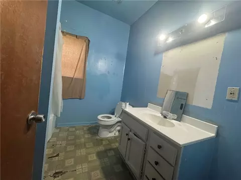 Bath - 956 Weinacker Ave, Mobile, AL 36605 photo 2 of 2