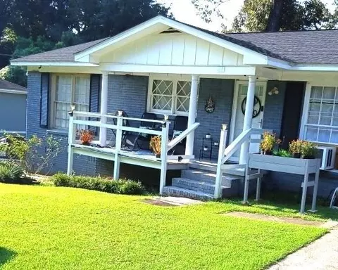 211 Hillside Dr, Chickasaw, AL 36611
