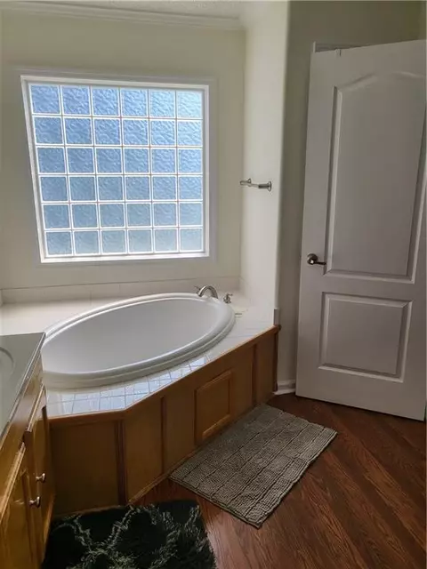 Bath - 4323 Downey Dr, Mobile, AL 36619 photo 2 of 3